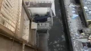 Örümcek gibi binaya tırmanan hırsız böyle görüntülendi