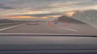 Otobanda motosikletini yatarak kullandı