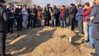 Otobüs kazasında hayatını kaybeden genç çift, yan yana defnedildi