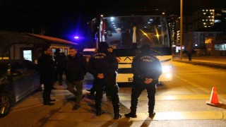 Otobüsün yatak kısmında yakalanan kaçak göçmenlerle ilgili 2 sürücü tutuklandı