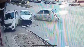 Otomobil, ara yoldan caddeye çıkan araca çarptı: 1 yaralı