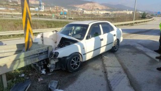 Otomobil bariyerlere saplandı