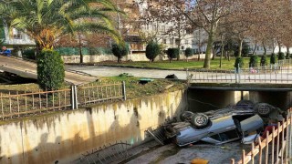 Otomobil dereye uçtu, o anlar kamerada