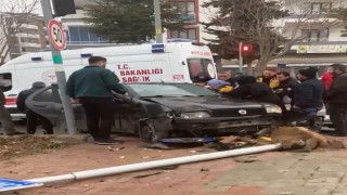 Otomobil direğe çarptı, sürücü araçta sıkıştı