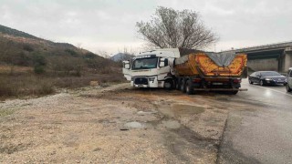 Otomobil ile kamyon çarpıştı, 2 kişi yaralandı