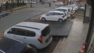 Otomobil ile motosiklet kazaya karıştı: O anlar kamerada