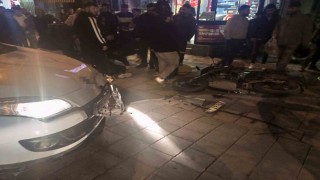 Otomobil ile motosikletin çarpıştığı kaza güvenlik kamerasında: 2 yaralı