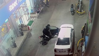 Otomobilin açılan kapısına çarpan motosiklet sürücü hastanelik oldu