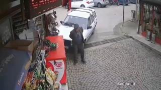 Otomobilin çarptığı yayanın soğukkanlı tavırları dikkat çekti