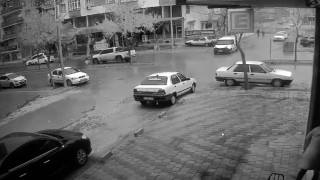 Otomobilin küçük kıza çarptığı kaza kamerada