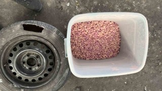 Otomobilin motoruna kokain, yedek lastiğine metamfetamin saklamışlar