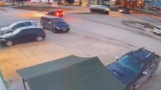 Otomobille çarpışan dolmuşun devrildiği anlar kamerada