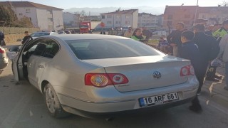 Otomobiller kafa kafaya çarpıştı: 4 yaralı