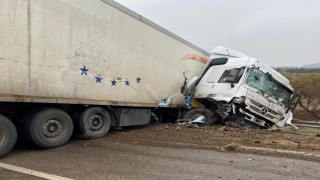 Otoyolda kontrolden çıkan tır kaza yaptı: 1 kişi yaralandı
