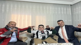 Özel çocuklara gönül verdikleri takımın formaları hediye edildi