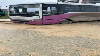 Özel halk otobüsü asfalt atılmayan caddede toprağa battı
