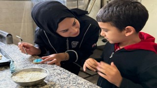 Özel öğrenciler liseli ablalarıyla mutfağa girdi
