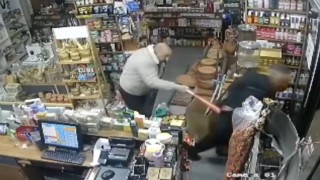 Parfüm çaldı, beyzbol sopasıyla dayak yedi