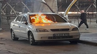 Park halindeki araç alev alıp yandı