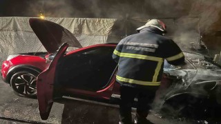 Park halindeki otomobil alev topuna döndü
