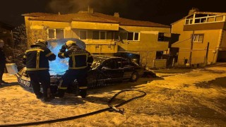 Park halindeki otomobil yanarak kullanılamaz hale geldi
