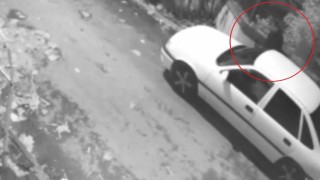 ‘Pes dedirten hırsızlık: Saniyeler içerisinde otomobilin aynasını çaldı