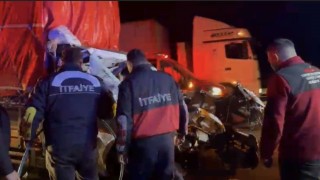Pikap tırın dorsesine çarptı: 2 yaralı