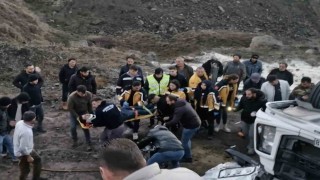 Pirinç yüklü tır şarampole devrildi: Kabinde sıkışan yaralılar için ekipler seferber oldu