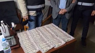 Piyasaya sahte 50 ve 100lük ABD Doları banknotu sokan 4 şüpheli yakalandı