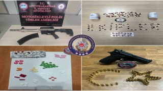 Polis denetiminde 50ye yakın bıçak ve yüzlerce uyuşturucu hap ele geçirildi