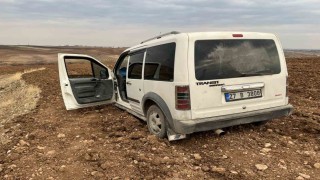 Polis ekiplerinin kovaladığı sürücü aracını bırakarak kaçtı