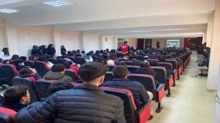 Polis öğrencileri bilgilendirdi