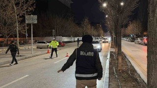 Polis yol uygulamasında kaçak alkol ve uyuşturucu ele geçirdi