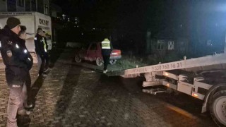 Polisin kovaladığı araç tekedilmiş halde bulundu
