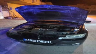 Polisten kaçan şüpheliler aracın kaputuna sakladıkları silah ve uyuşturucuyla yakalandı