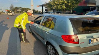 Polisten sürücülere akıllı kavşak bilgilendirmesi