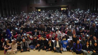 Protokol üyeleri konseri yerde bağdaş kurarak izledi