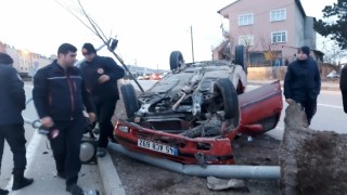 Refüje çıkıp ters dönen otomobilin sürücüsü yaralandı