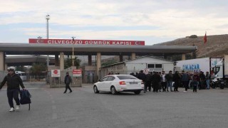 Rejimin devrildiğini duyan Suriyeliler ülkelerine dönmek için Cilvegözüne akın ettiler