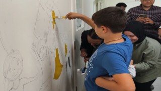 Resim kursunda kendini geliştiren otizmli Ömür Kaan, şimdi koridorları boyuyor