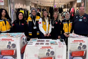 Sağlık Görevlileri AVM'de 'Yaşama Yol Ver' Kampanyasını Tanıttı