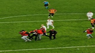 Sahaya giren taraftarı darp eden tribün lideri serbest bırakıldı