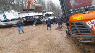 Sakaryada feci kaza: Taş kırma makinesi, tırın kupasına devrildi