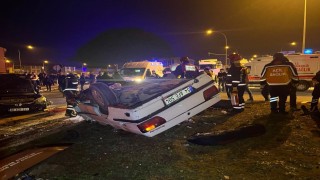 Sakaryada kavşakta iki otomobil çarpıştı, biri takla attı: 1i ağır 4 yaralı