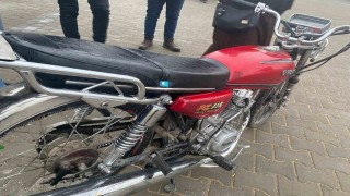 Sakin tavırlarla motosikleti çaldı, o anlar kemaraya yansıdı