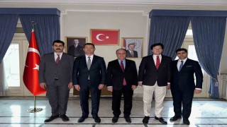 Şam Büyükelçiliği Geçici Maslahatgüzarı Büyükelçi Burhan Köroğlu ve Büyükelçilik çalışanları.
