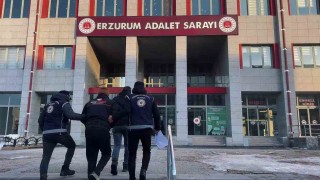 Saman balyalarının içinde 11, tırın mühürlü dorse kısmında 23 ve otomobilde 3 kaçak göçmen yakalandı