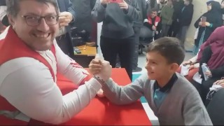 Şampiyonun bileğini bükmeye çalıştılar