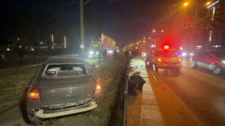 Samsunda çarpışan iki otomobilden biri tramvay yoluna daldı: 1 yaralı
