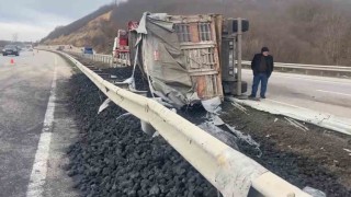 Samsunda kömür yüklü tır yan yattı